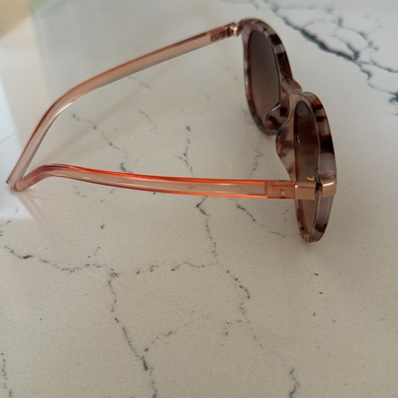Chic Tortoiseshell Sunglasses - Picture 13 of 15